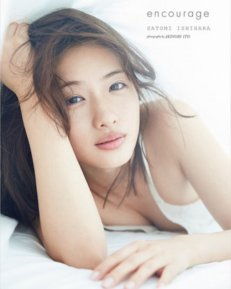 石原聰美在17年推出寫真集「encourage」紀念踏入30歲。