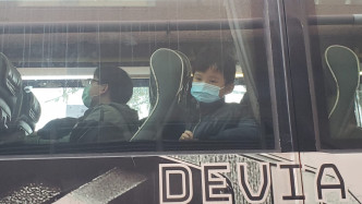 车上各人都戴上口罩，当中包括小童。