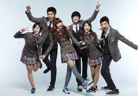 𤨒晶（左一）與澤演（左二）10年前主演的《Dream High》。