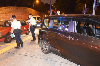 一輛救護車與私家車相撞。