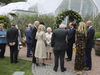 英女皇與七位領袖們說笑。AP