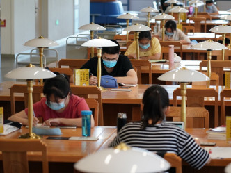 北京化工大学教学工作逐步恢复。新华社