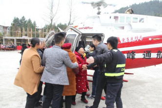 郑大清邀请镇上的老人免费乘坐直升机。（网图）
