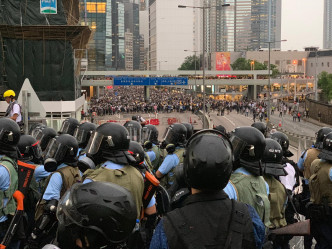 警方繼續在天橋與示威者對峙