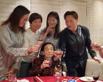 歌手方丽盈(左1)、王美兰(右2)、方俊(右1)祝贺寿星妈身体健康。