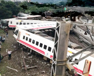 去年台鐵普悠瑪列車翻車，多人死傷。網圖