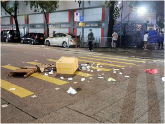 有人以雜物堵路。fb「香港警察」圖片