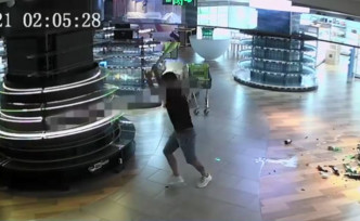 男子在凌晨時份闖入超市進行破壞。影片截圖