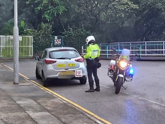 警方向违规驾驶教师及学习驾驶人士进行票控。警方图片