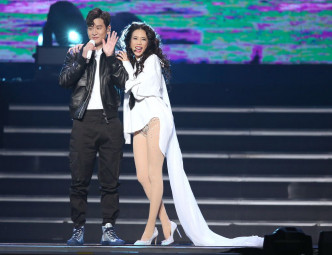周兴哲曾担任师姐在台北的演唱会嘉宾。