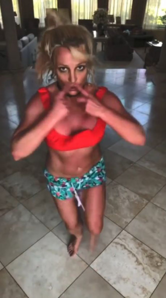Britney喺大厅跳舞。