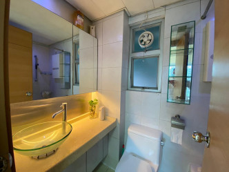 浴室配置窗戶，有助排走濕氣。