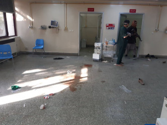 医院内部散落杂物，地面有血迹。互联网图片