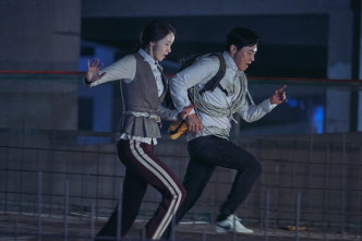 潤娥和曹政奭主演的《極限逃生》票房勁收得。