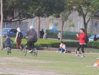 两父子踩车，林妻就负责帮佢哋影相。