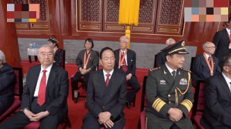 獲得「七一勳章」的黨員亦登上天安門城樓就座。新華社