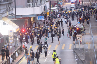 大批示威者不顾反对在元朗冲出马路