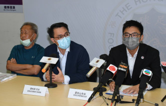 足总副主席霍启山(右)指香港U23是一个最少持续三年的计划。 本报记者摄