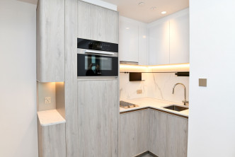 厨柜选用白梣木色，室内空间更为明亮。（18楼F室）