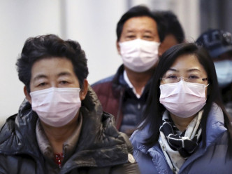 日本國內多個縣市爆發疫情，民眾紛紛戴上口罩。AP