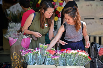 花店指不少客人購買多束小品鮮花，送贈家中不同輩份的母親。