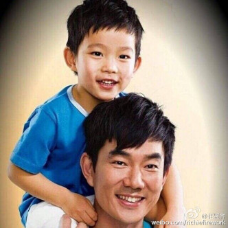 任賢齊在社交網分享父子溫馨合照賀兒子8歲生日。