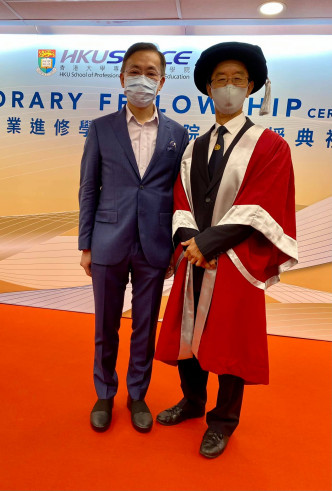 林超英获颁港大专业进修学院荣誉院士。岑智明facebook图片