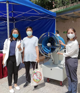 食環署副署長黃淑嫻（右）向地區人士簡介防治蟲鼠及防治蚊患的最新科技和設備。