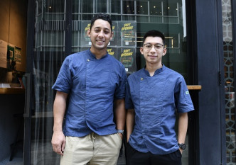 餐廳主廚Waheeb Abrahams(左)和Kevin Ching Lam(右)擅長炮製摩登多國料理,菜式風味獨特。
