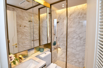 浴室以石材打造，易于打理。
