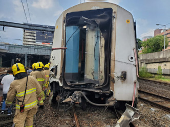 車廂斷開兩截。梁國峰攝