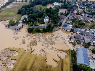 默克爾形容洪災規模超出現實想象、極其恐怖。AP圖片