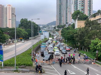 示威者堵塞車公廟路一帶。