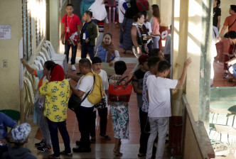馬尼拉選民查看投票登記。AP圖片