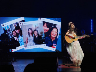 陈美龄在演唱会展示与母亲合照。