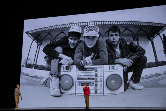 Mike D及 Ad-Rock在紐約布魯克林區的Kings Theatre 舞台訴說Beastie Boys 成軍接近 40 年的故事。