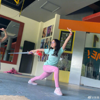 10歲Neinei有對長腿，舞起劍幾好睇。