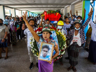 示威期间死亡的男子举殡。AP图片