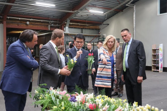 邱腾华（中）参观一间向世界各地供应花卉球茎的荷兰鲜花公司。