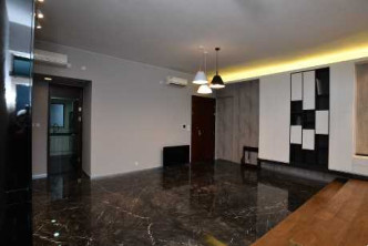 飯廳鋪有黑色雲石地板，配合白色牆身及多射燈照明，感覺型格而沉實。