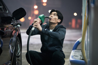 金聖午飾演的外星人崔萬吉擁有不死之身，要靠飲汽油維持超能力。