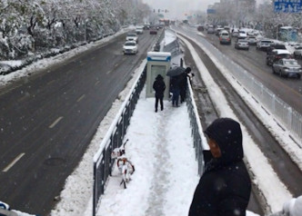 大雪令多個巴士站倒塌。影片截圖