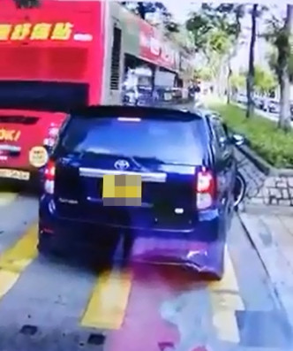 巴士撞倒私家車後未有理會，繼續行駛。「馬路的事討論區」影片截圖