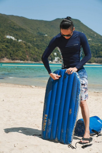 蓝色充气式趴板Air 100/$499/Decathlon，采用的防水袋、打气筒设计及单一尺寸的设计，适合任何人士使用，缩小的趴板体积能提供良好的滑行性，易于携带。