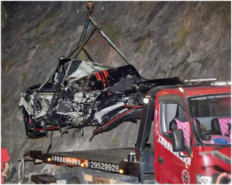 涉及意外的林宝坚尼跑车运返汽车扣留中心查验。