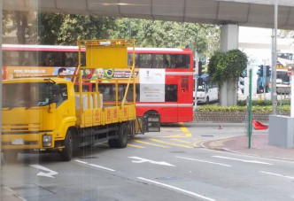 工程車與巴士相撞。網民Shirley Ng‎圖片