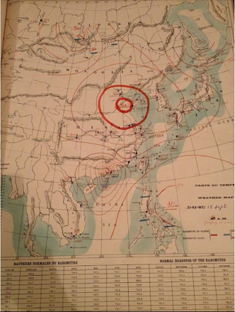 丙午風災造死過萬人死亡。圖為上海徐家匯天文台於1906年9月18日繪製的天氣圖，顯示一股颱風正在香港附近。天文台提供