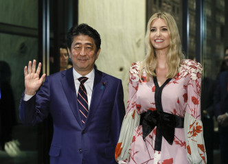 伊万卡(右)、日本首相安倍。AP