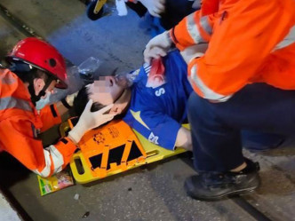 救护员替男子进行急救。fb「香港突发事故报料区」图片