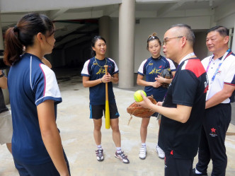 劉江華（右二）與香港女子壘球隊隊員交談，了解她們的練習情況。政府新聞處圖片